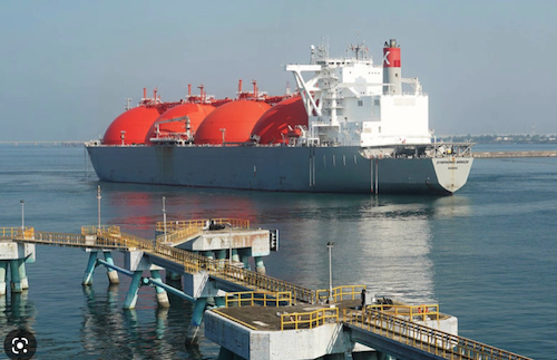 How do LNG carriers detect gas leakage during transportation?